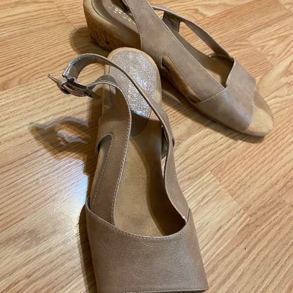 Aerosoles tan wedge sandals with adjustable strap size 10 - Picture 2 of 11